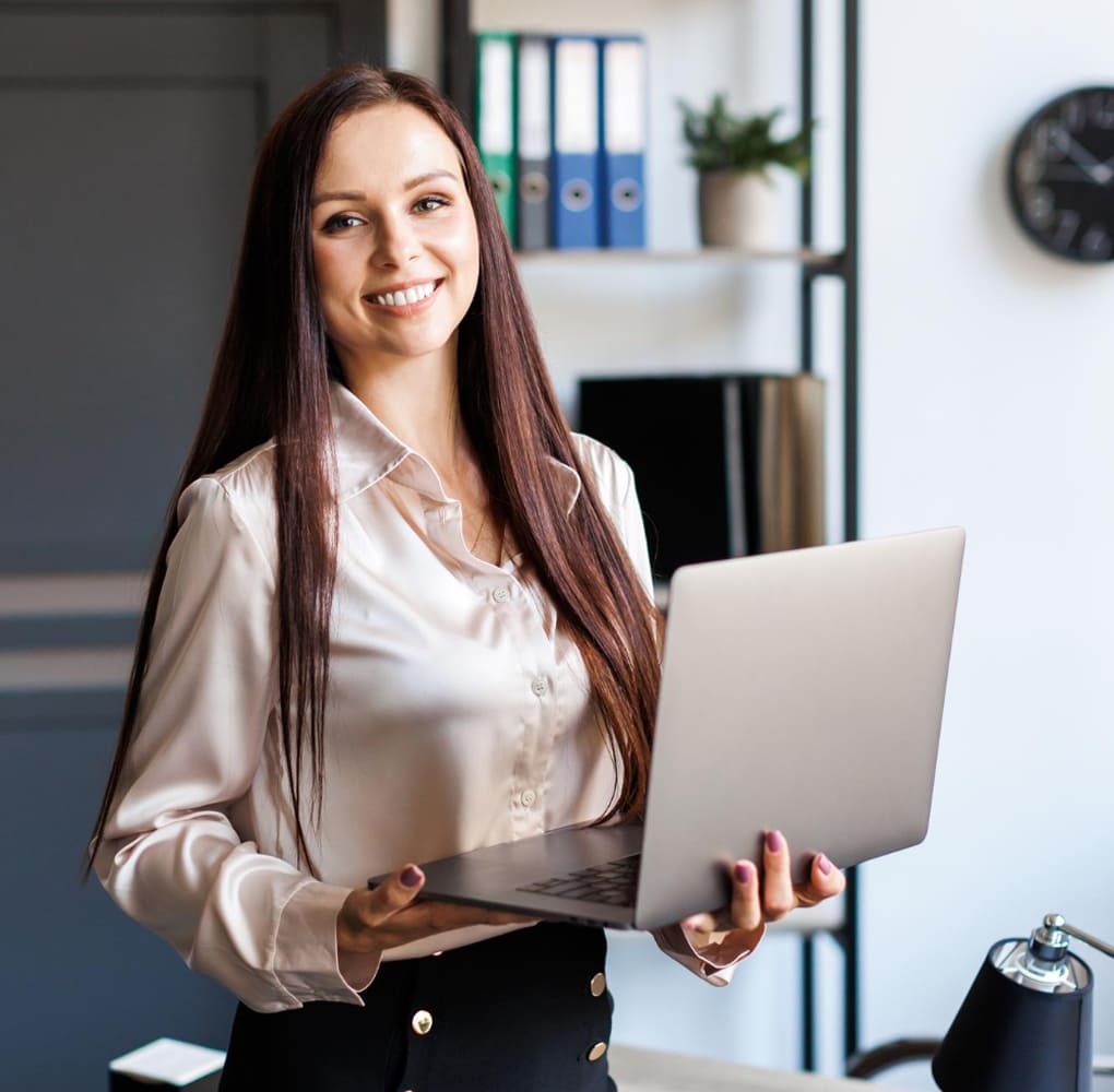 adult-successful-female-employee