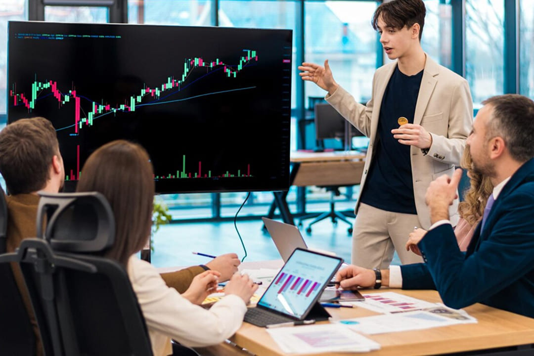 young-worker-leading-business-meeting